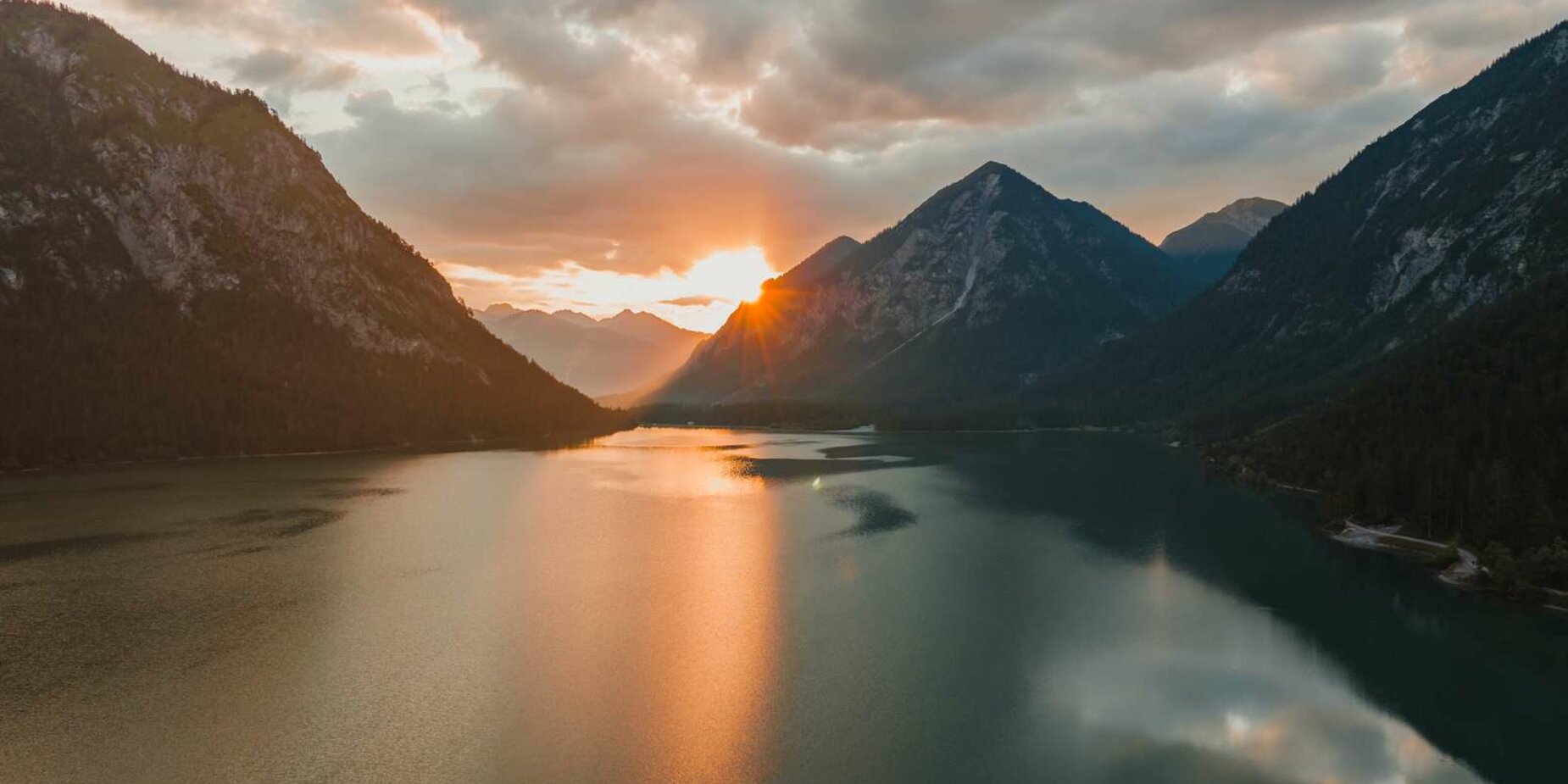 Sonnenaufgang am See und mit Bergen | © Tiroler Zugspitz Arena/ Sam Oetiker
