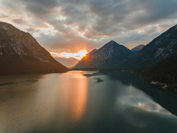 Sunrise at the lake and with mountains | © Tiroler Zugspitz Arena/ Sam Oetiker