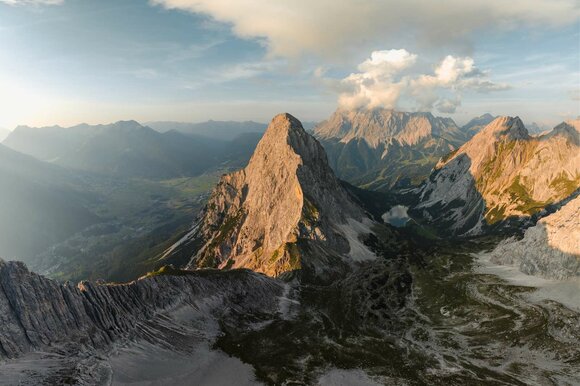 Mountain panorama of the region with the Zugspitze | © Tiroler Zugspitz Arena/ Sam Oetiker