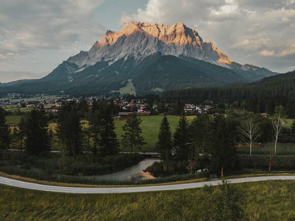 Die Zugspitze im Abendlicht | © Tiroler Zugspitz Arena/ Sam Oetiker