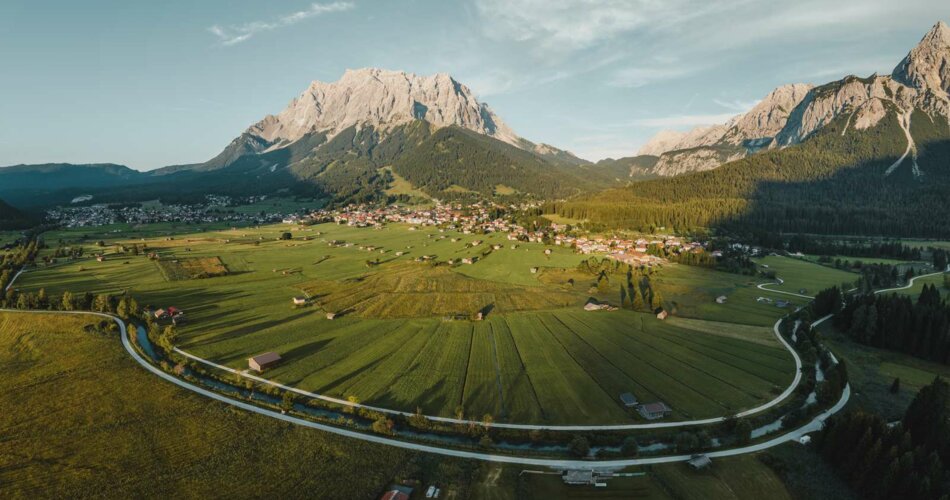 Valley basin with the Zugspitze | © Tiroler Zugspitz Arena/ Sam Oetiker