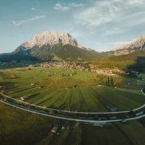Valley basin with the Zugspitze | © Tiroler Zugspitz Arena/ Sam Oetiker