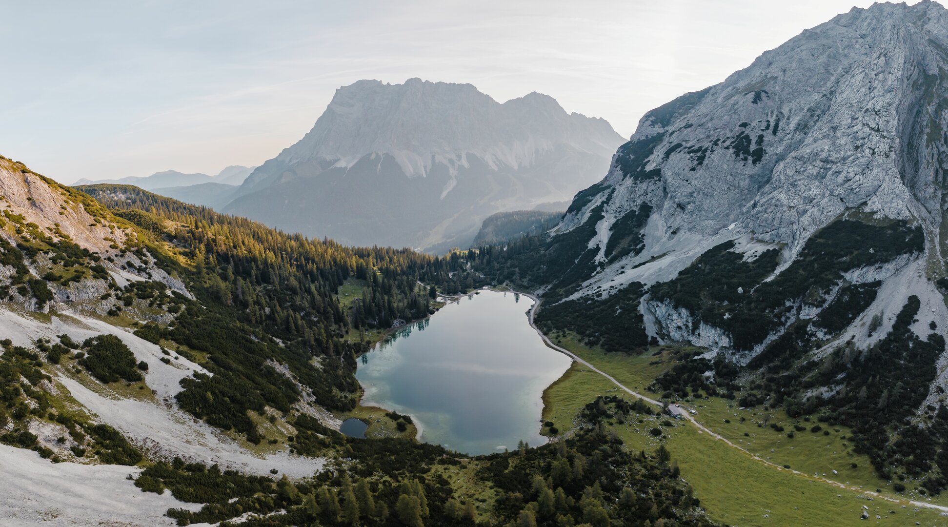 Seebensee | © Tiroler Zugspitz Arena/ Sam Oetiker Ein klarer Bergsee zwischen Felswänden | © Tiroler Zugspitz Arena/ Sam Oetiker
