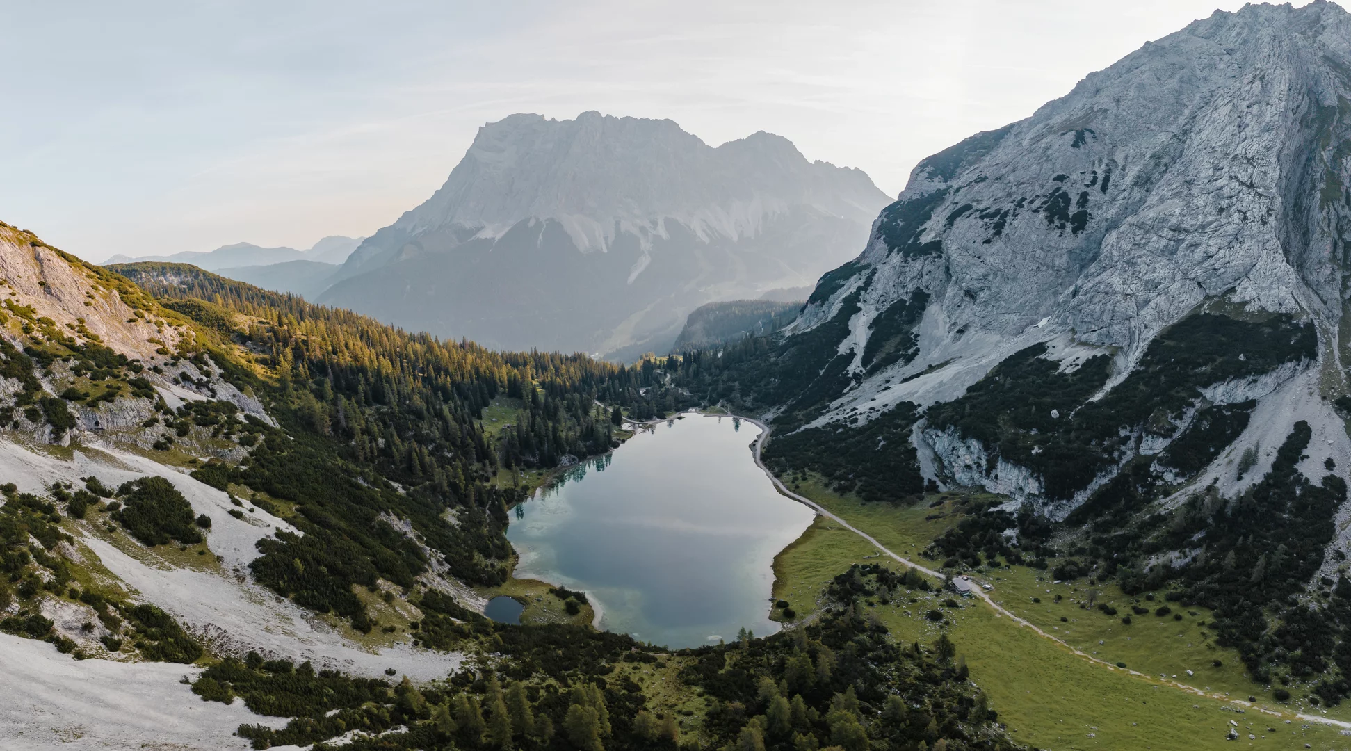 Seebensee | © Tiroler Zugspitz Arena/ Sam Oetiker Ein klarer Bergsee zwischen Felswänden | © Tiroler Zugspitz Arena/ Sam Oetiker