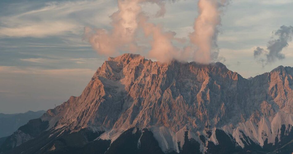Zugspitze in the summer during sunset | © Tiroler Zugspitz Arena/ Sam Oetiker