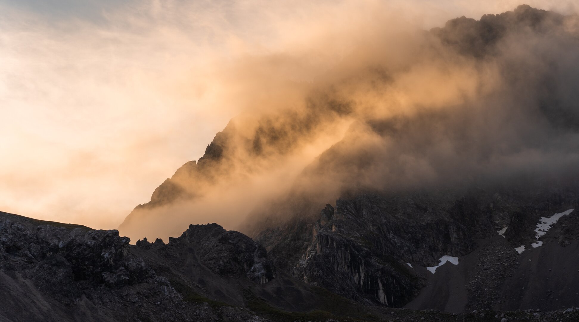 A mountain is shrouded in mist | © Tiroler Zugspitz Arena/ Sam Oetiker
