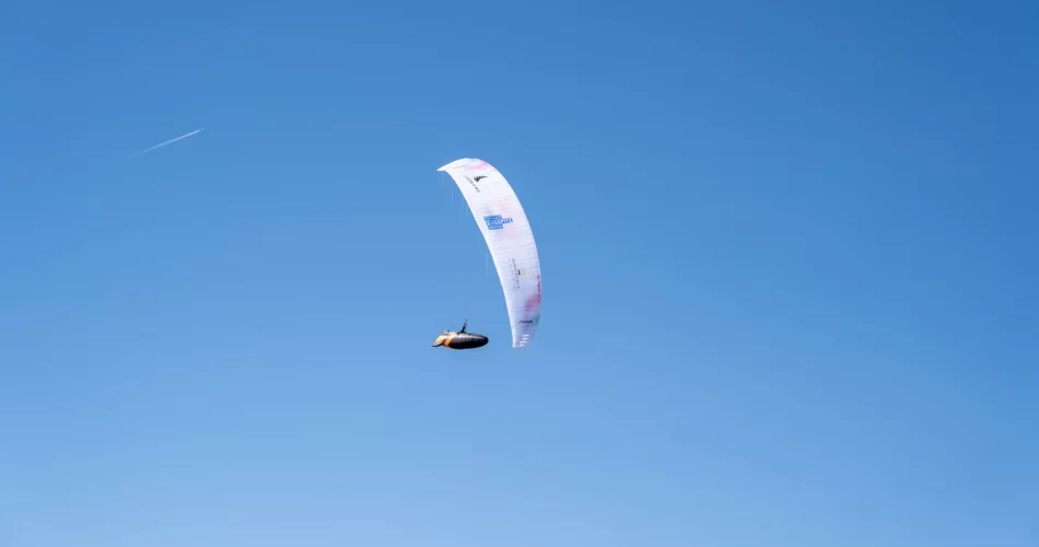 Ein Paraglider fliegt | © Tiroler Zugspitz Arena