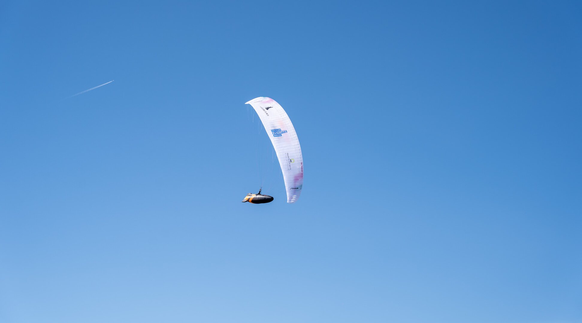 A paraglider flies | © Tiroler Zugspitz Arena