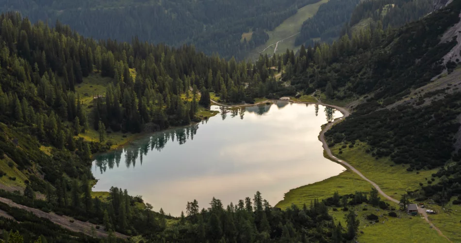 The crystal-clear Seebensee from above, surrounded by meadows, trees and rocks | © Tiroler Zugspitz Arena/Sam Oetiker