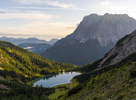 Der Berg Zugspitze in morgendlichem Licht bei schönem Wetter | © Sam Oetiker/ Tiroler Zugspitz Arena