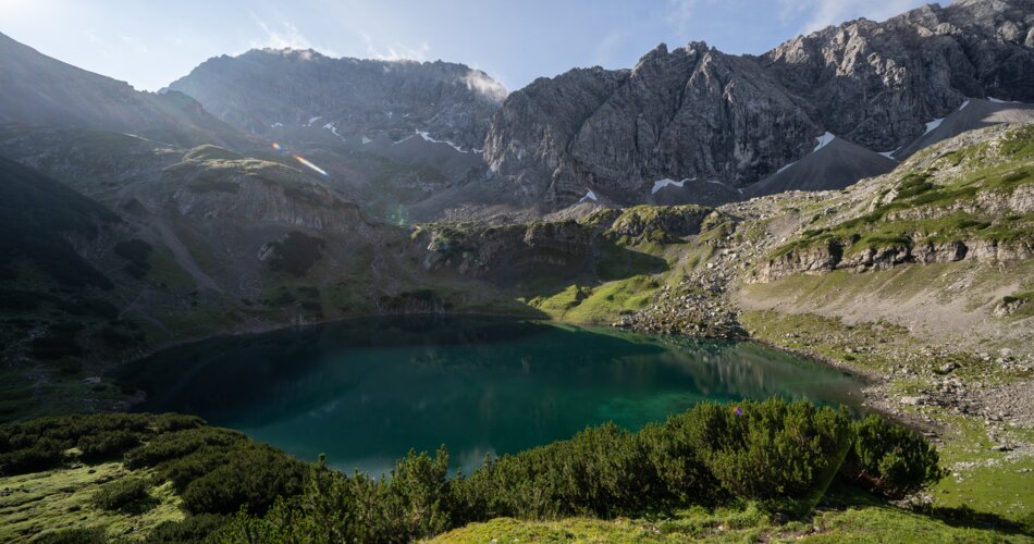 A clear mountain lake surrounded by high peaks | © Tiroler Zugspitz Arena/Sam Oetiker