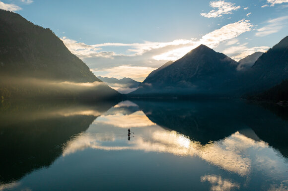 A stand-up paddler on the lake | © Tiroler Zugspitz Arena/ Sam Oetiker
