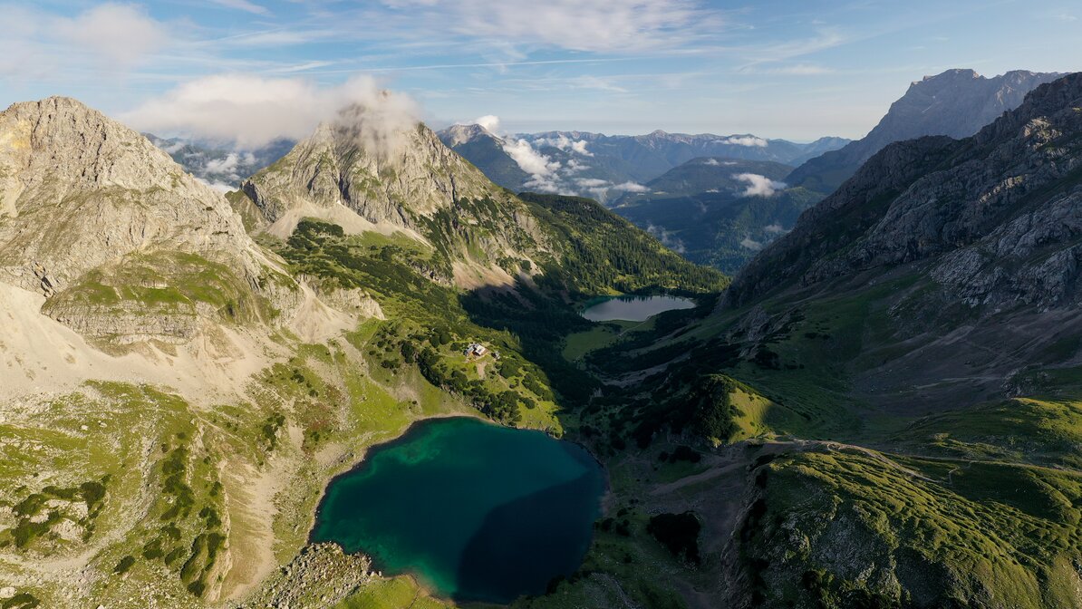 Zwei Bergseen zwischen hohen Felswänden | © Tiroler Zugspitz Arena/Sam Oetiker