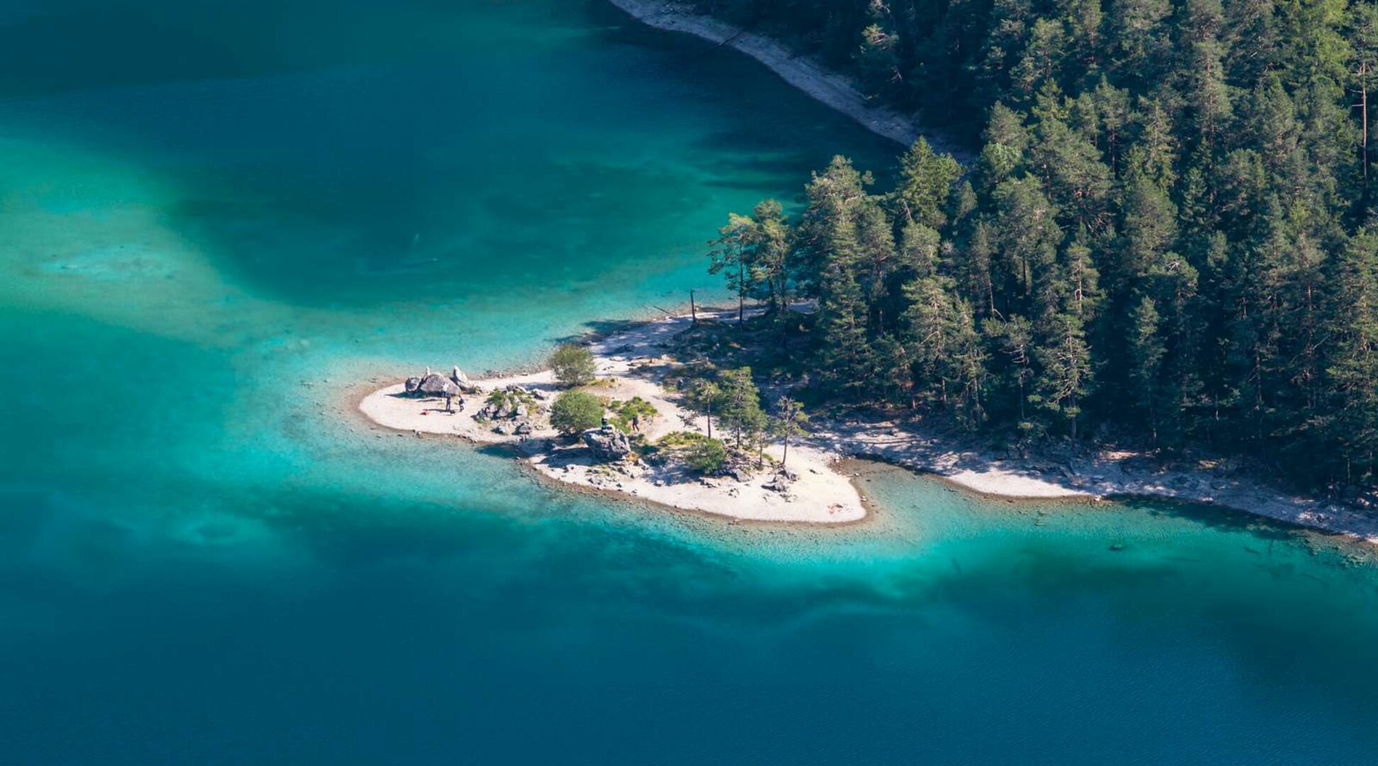 Lake with turquoise water | © Tiroler Zugspitz Arena/ Valentin Schennach