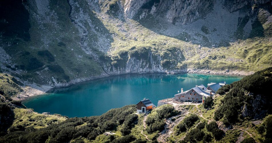 Lake with hut | © Tiroler Zugspitz Arena/Valentin Schennach