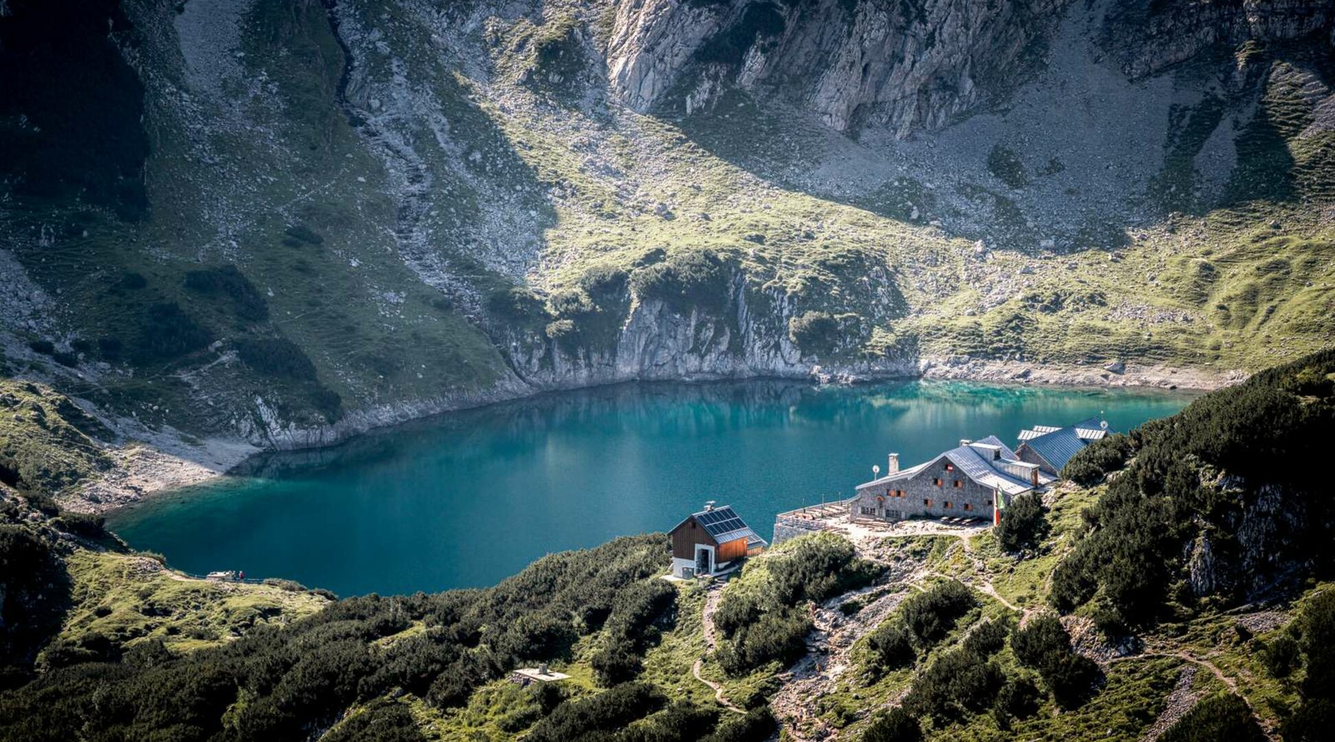 Lake with hut | © Tiroler Zugspitz Arena/Valentin Schennach