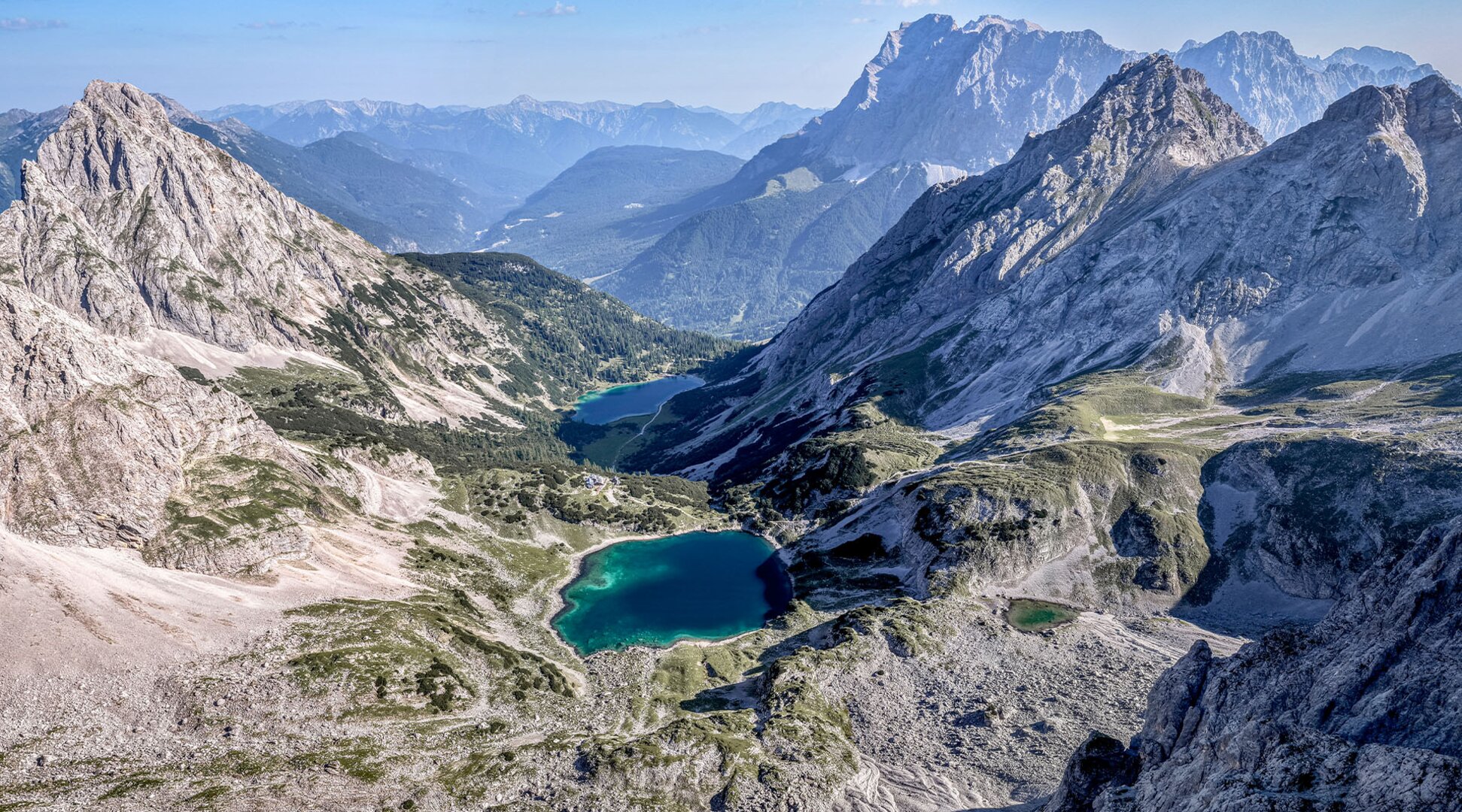 The turquoise Seebensee and Drachensee lakes, with the Zugspitze in the background | © Tiroler Zugspitz Arena/Valentin Schennach