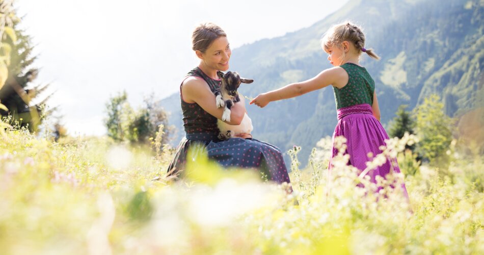 A woman, a child and a goat | © Tiroler Zugspitz Arena/ C. Jorda