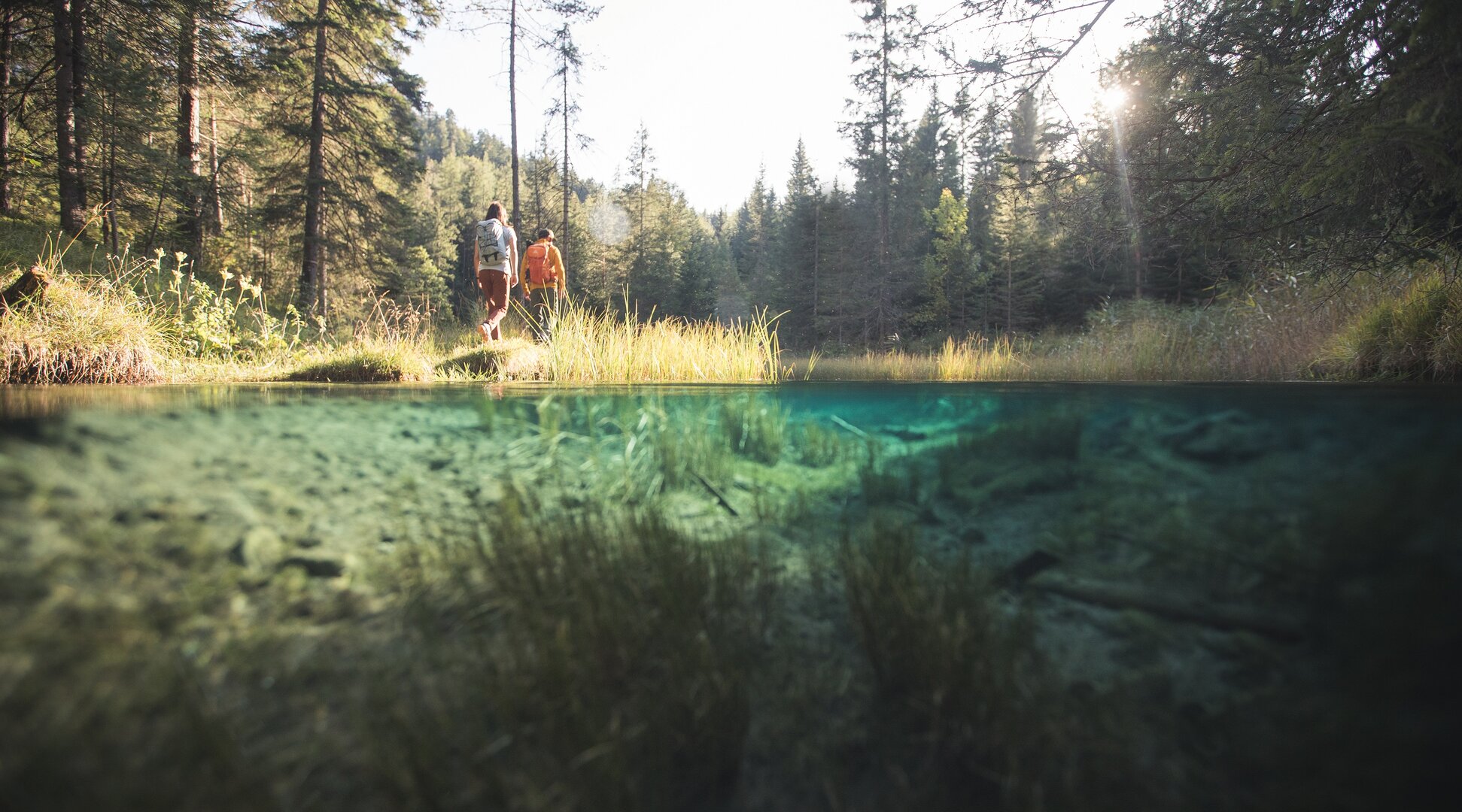 Two hikers by the river | © Tiroler Zugspitz Arena/ C.Jorda