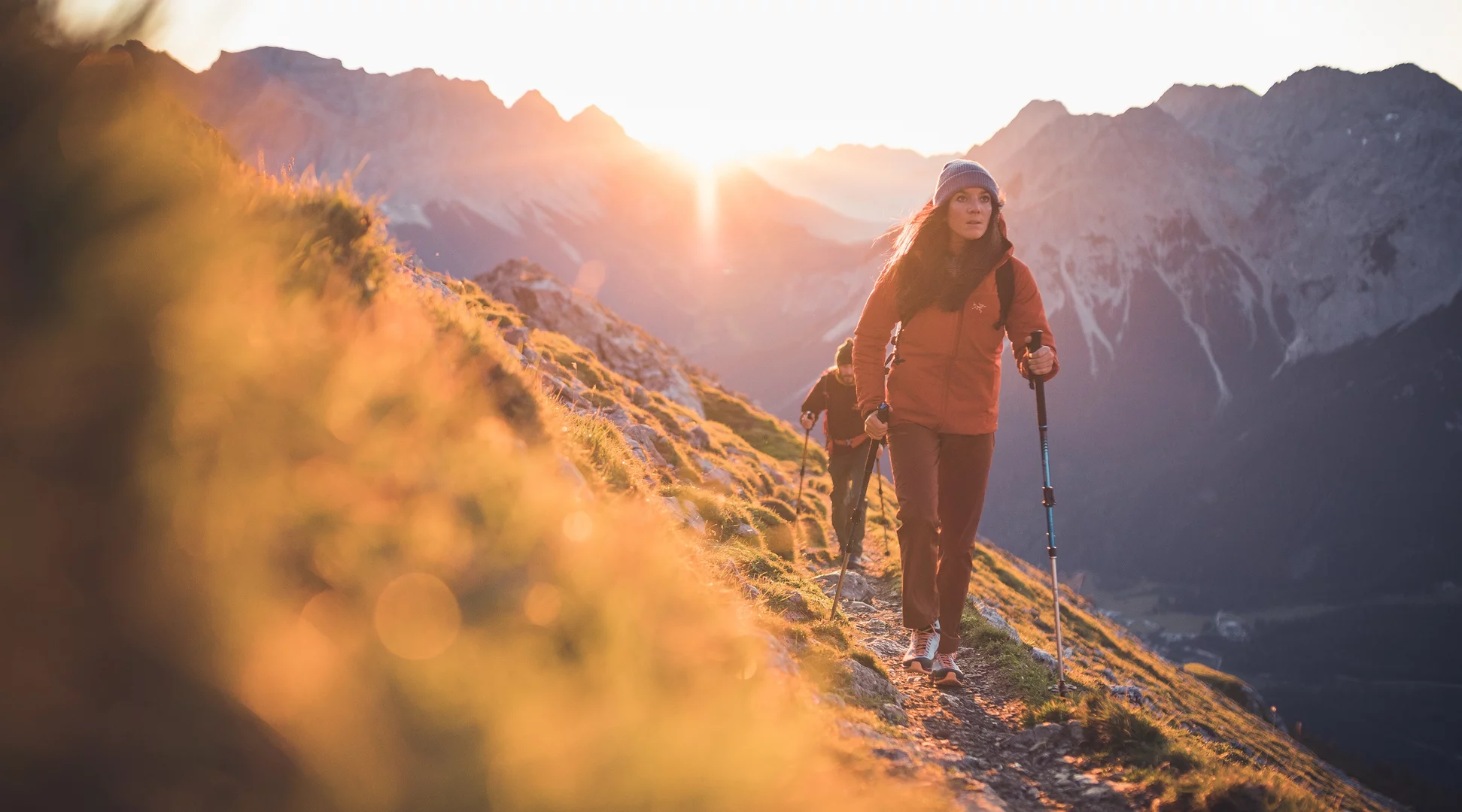 Hiking | © Tiroler Zugspitz Arena/C. Jorda Two hikers at sunrise | © Tiroler Zugspitz Arena/C. Jorda