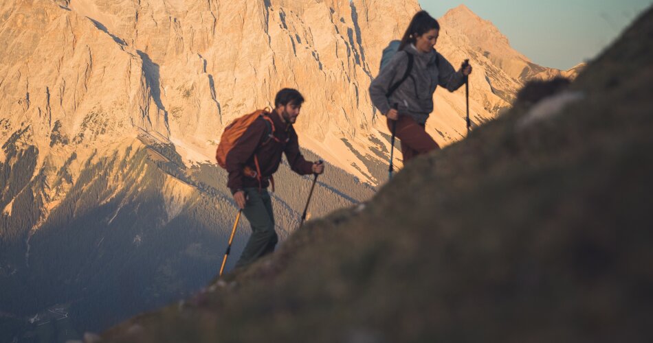 Zwei Wanderer bei Sonnenuntergang | © Tiroler Zugspitz Arena/ C.Jorda