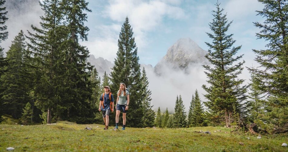 A woman and a man hiking | © Tiroler Zugspitz Arena/ Sam Oetiker