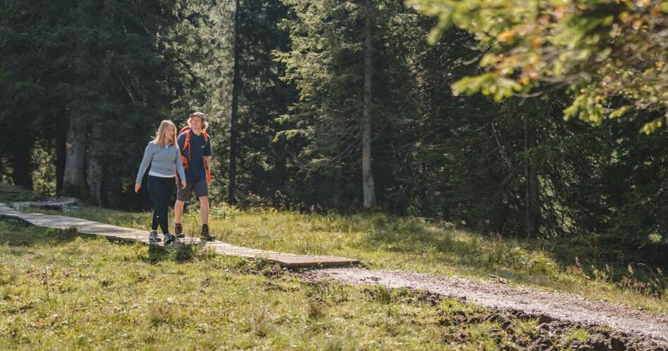 A woman and a man hiking | © Tiroler Zugspitz Arena/ Sam Oetiker