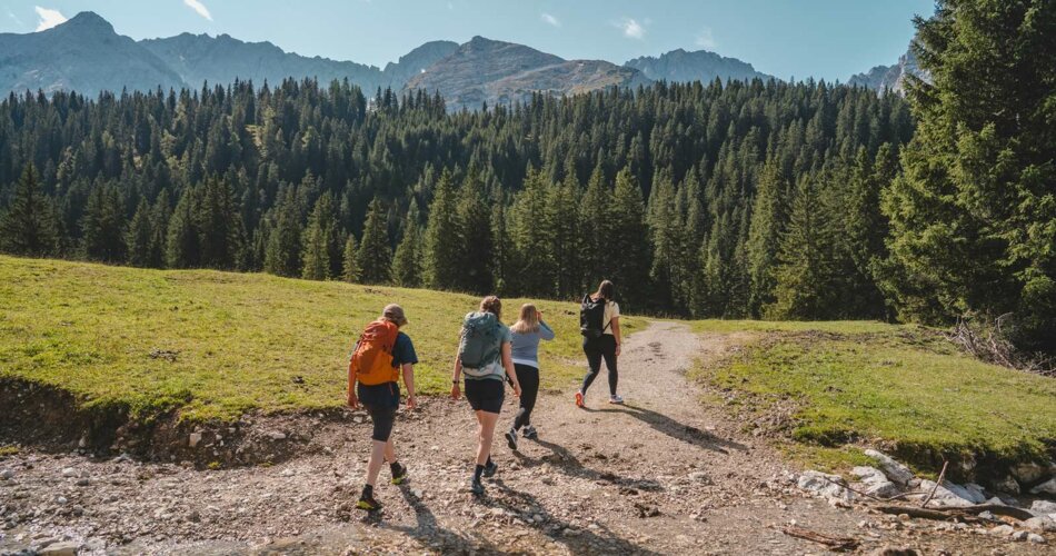 A group of friends hiking | © Tiroler Zugspitz Arena/ Sam Oetiker