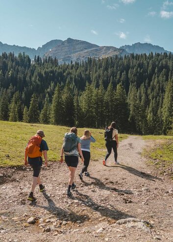 A group of friends hiking | © Tiroler Zugspitz Arena/ Sam Oetiker