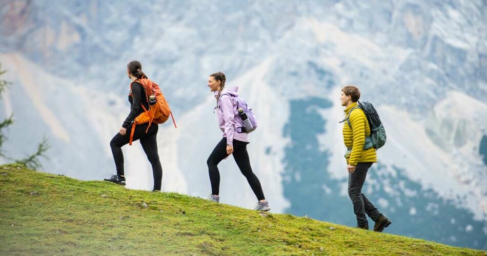 A group hiking | © Tiroler Zugspitz Arena/Nikola Radovic
