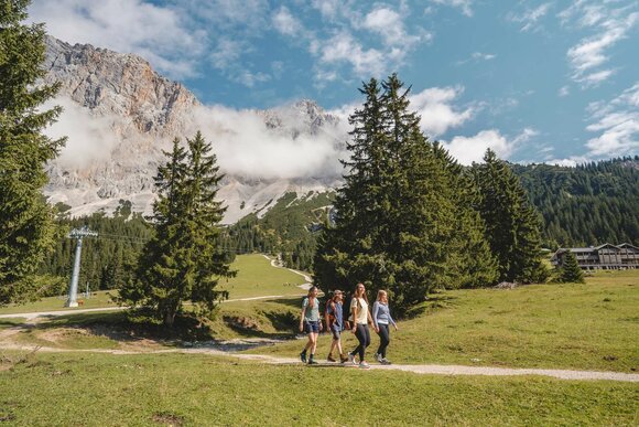 Two people hiking | © Tiroler Zugspitz Arena/ Sam Oetiker