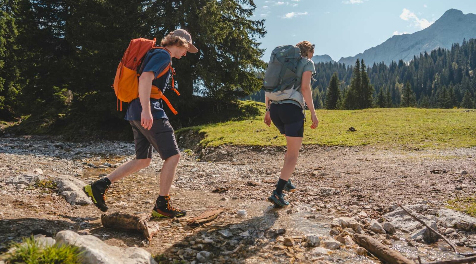 Zwei Personen beim Wandern | © Tiroler Zugspitz Arena/ Sam Oetiker