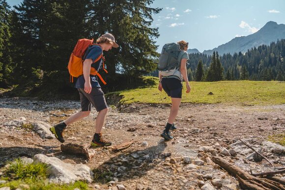 Two people hiking | © Tiroler Zugspitz Arena/ Sam Oetiker
