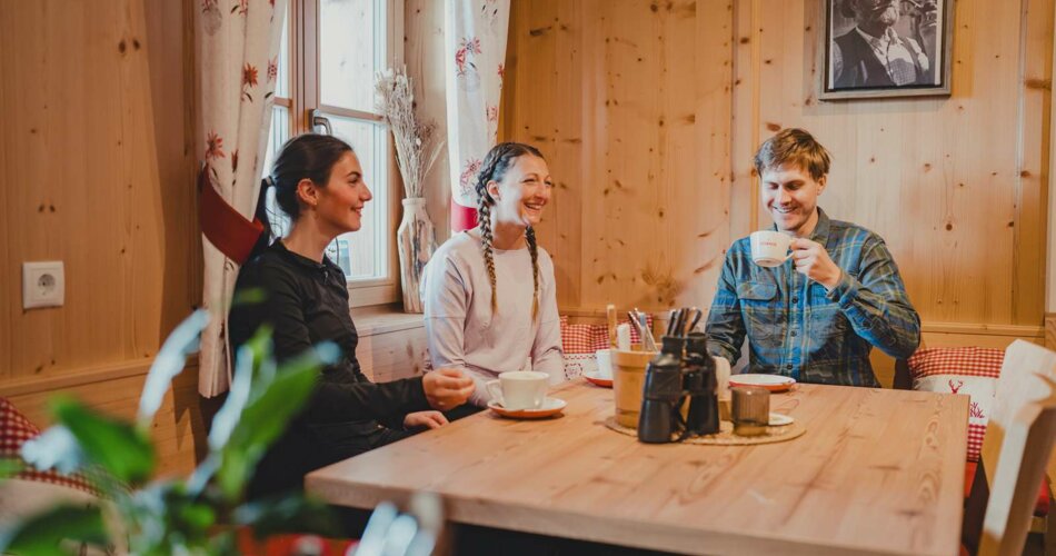 A group of friends drinking coffee | © Tiroler Zugspitz Arena/ Sam Oetiker