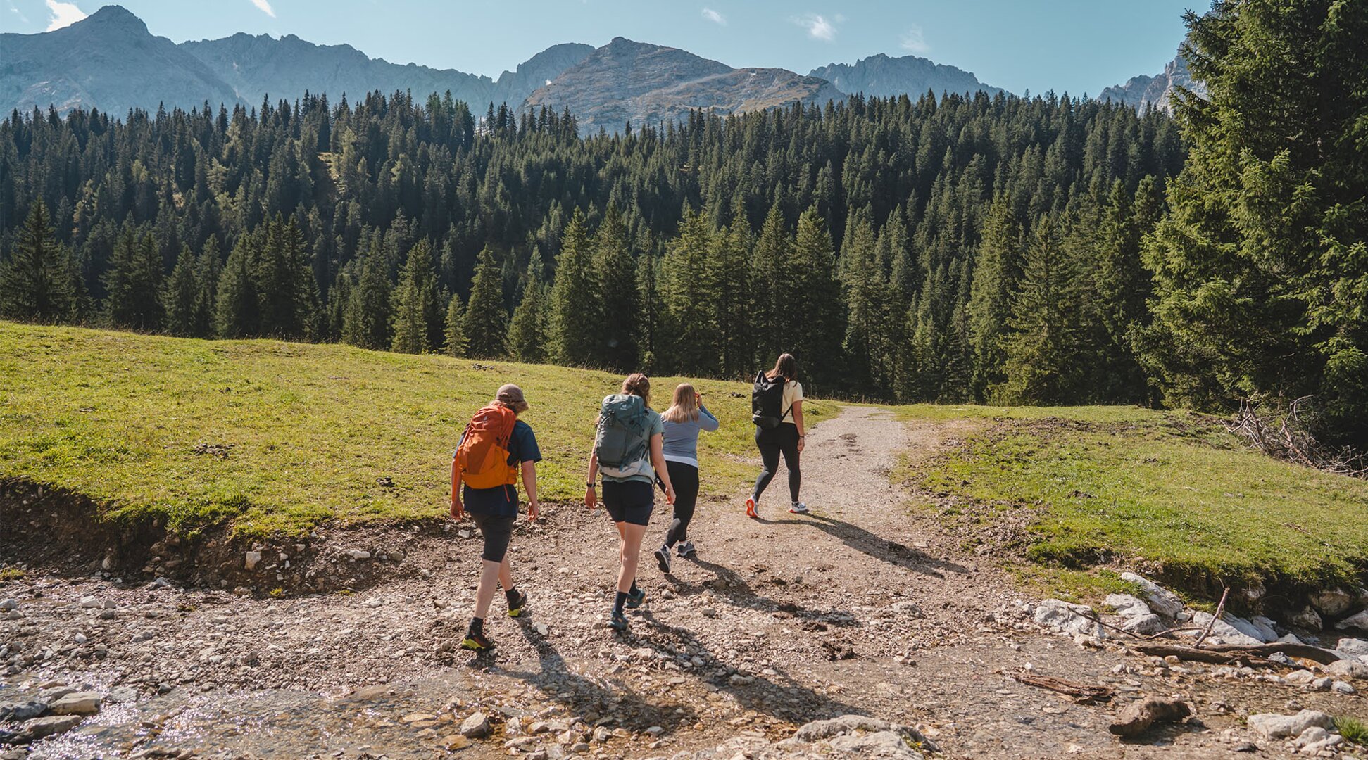 A group of friends hiking | © Tiroler Zugspitz Arena/ Sam Oetiker