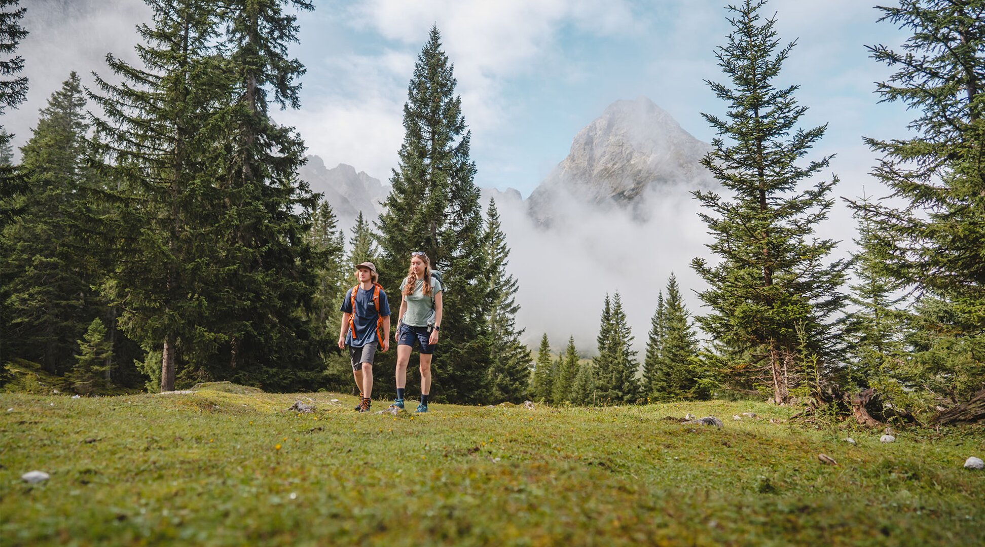 A woman and a man hiking | © Tiroler Zugspitz Arena/ Sam Oetiker