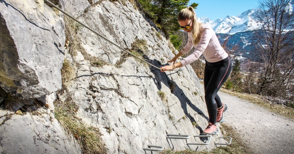 Woman traversing  | © Tiroler Zugspitz Arena/Matej Kurzweil