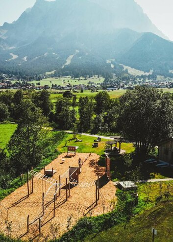 Calisthenics Anlage mit der Zugspitze im Hintergrund | © Tiroler Zugspitz Arena/M.Kurzweil