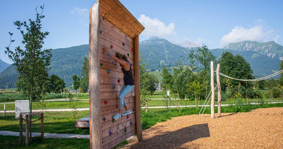 Woman  | © Tiroler Zugspitz Arena/Matej Kurzweil