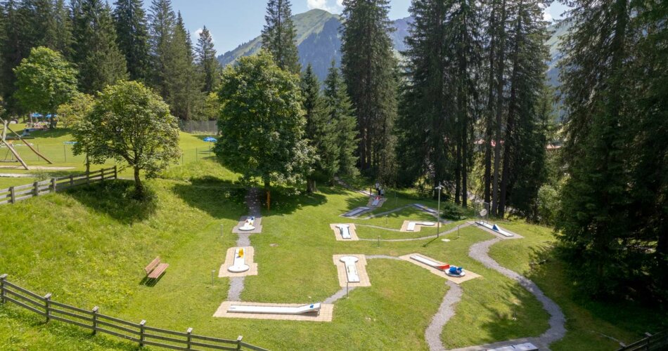 A mini golf course and mountain panorama | © Tiroler Zugspitz Arena/Zotz Lea