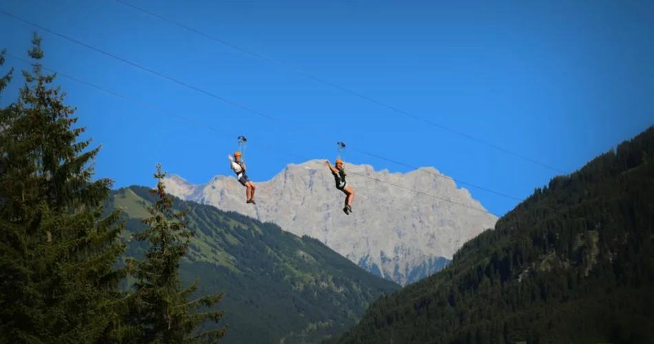 Zwei Leite auf dem Flying Fox mit der Zugspitze im Hintergrund | © Tiroler Zugspitz Arena