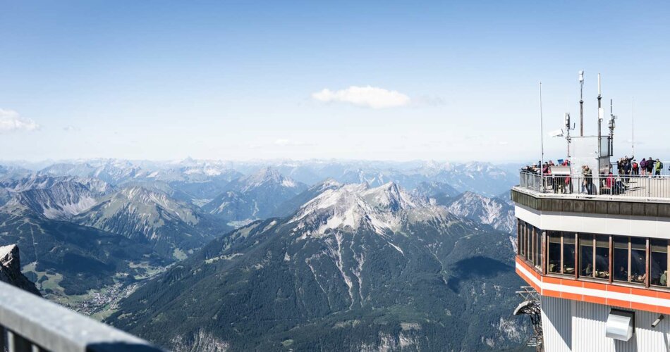Bergpanorama und Gipfelstation der Tiroler Zugspitzbahn | © Tiroler Zugspitz Arena/Nikola Radovic