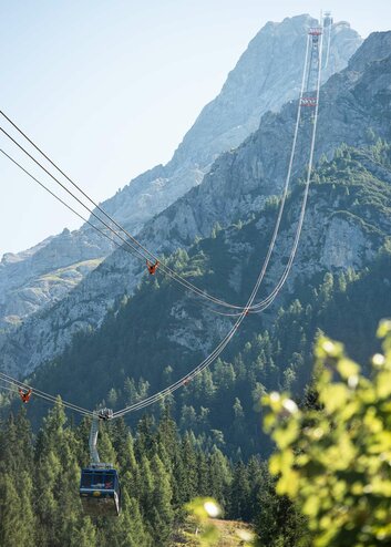 Tiroler Zugspitzbahn und die Zugspitze im Hintergrund | © Tiroler Zugspitz Arena/ N. Radovic
