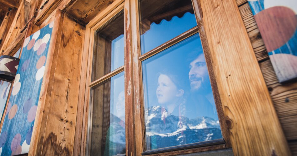 Ein Vater sieht gemeinsam mit seiner Tochter aus dem Fenster | © Tiroler Zugspitz Arena/C. Jorda