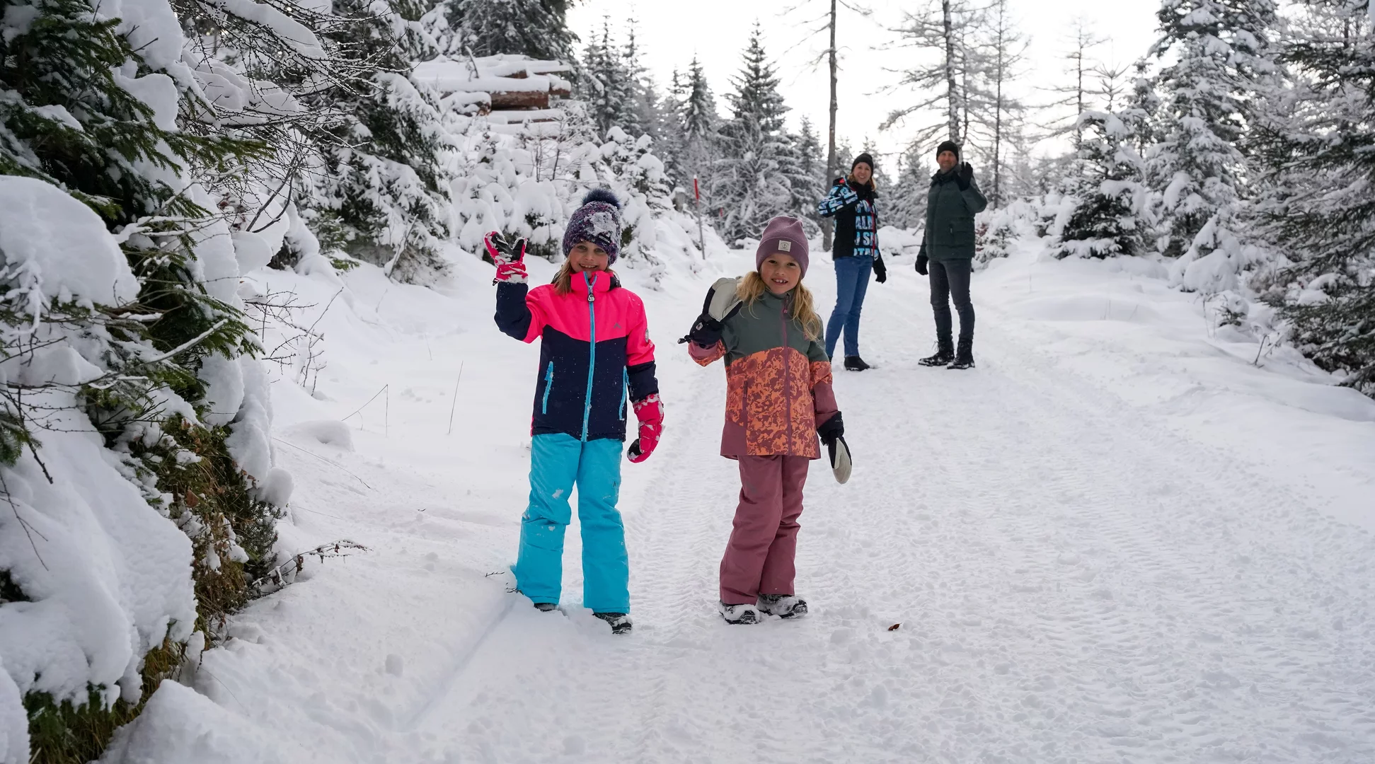 Children wave while winter hiking | © Tiroler Zugspitz Arena/ Zotz Lea