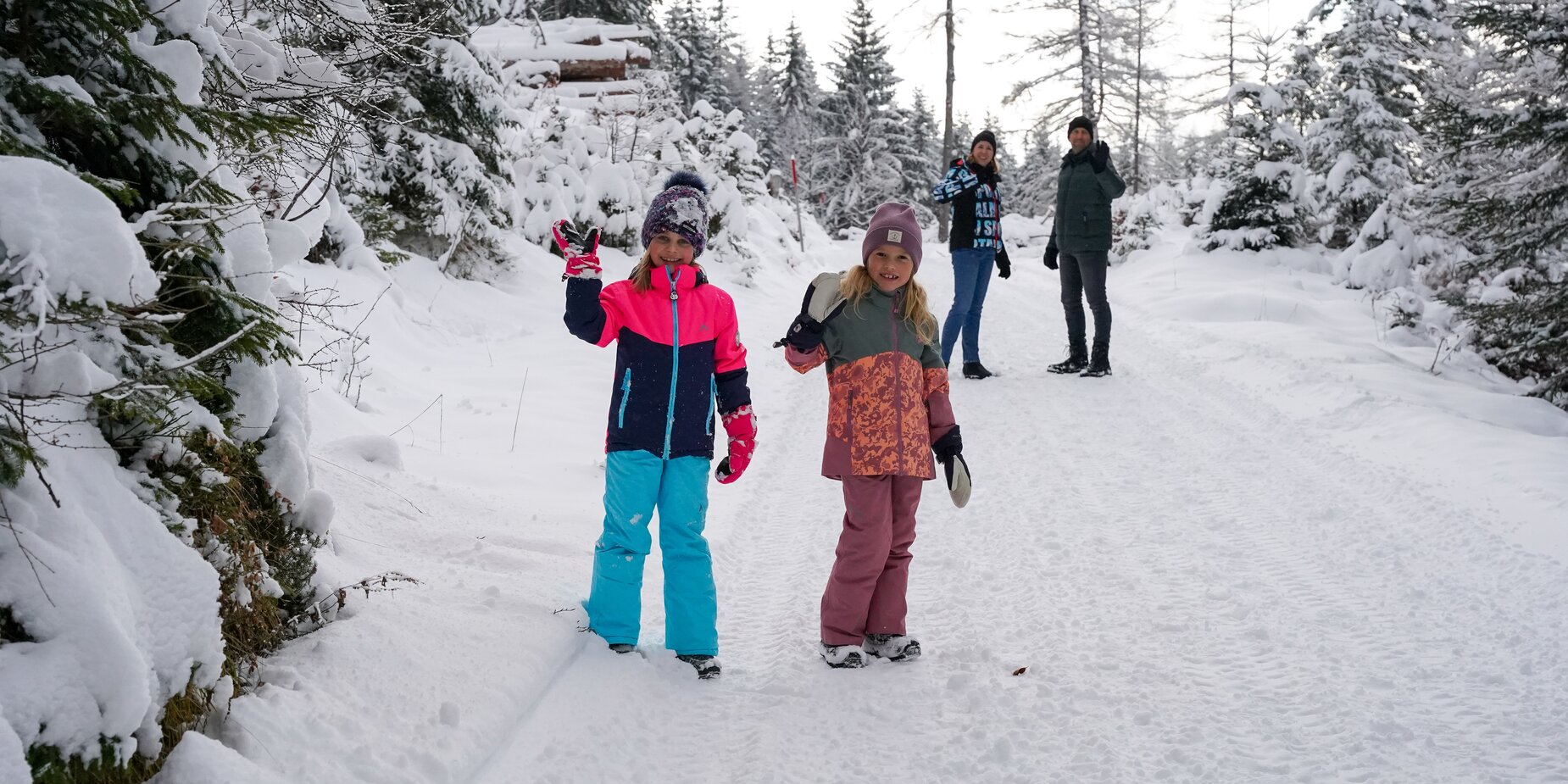Children wave while winter hiking | © Tiroler Zugspitz Arena/ Zotz Lea