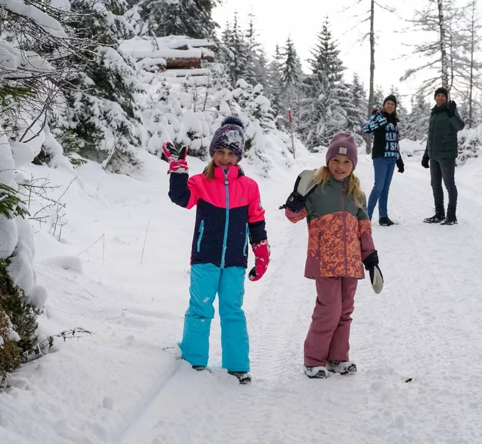 Children wave while winter hiking | © Tiroler Zugspitz Arena/ Zotz Lea