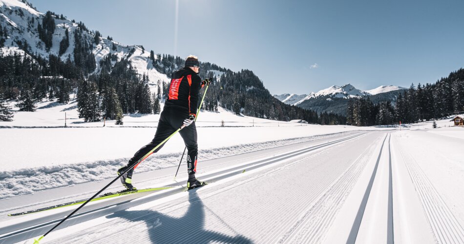 Ein Langläufer bei sehr schönem Winterwetter auf einer gut präparierten Loipe | © Tiroler Zugspitz Arena