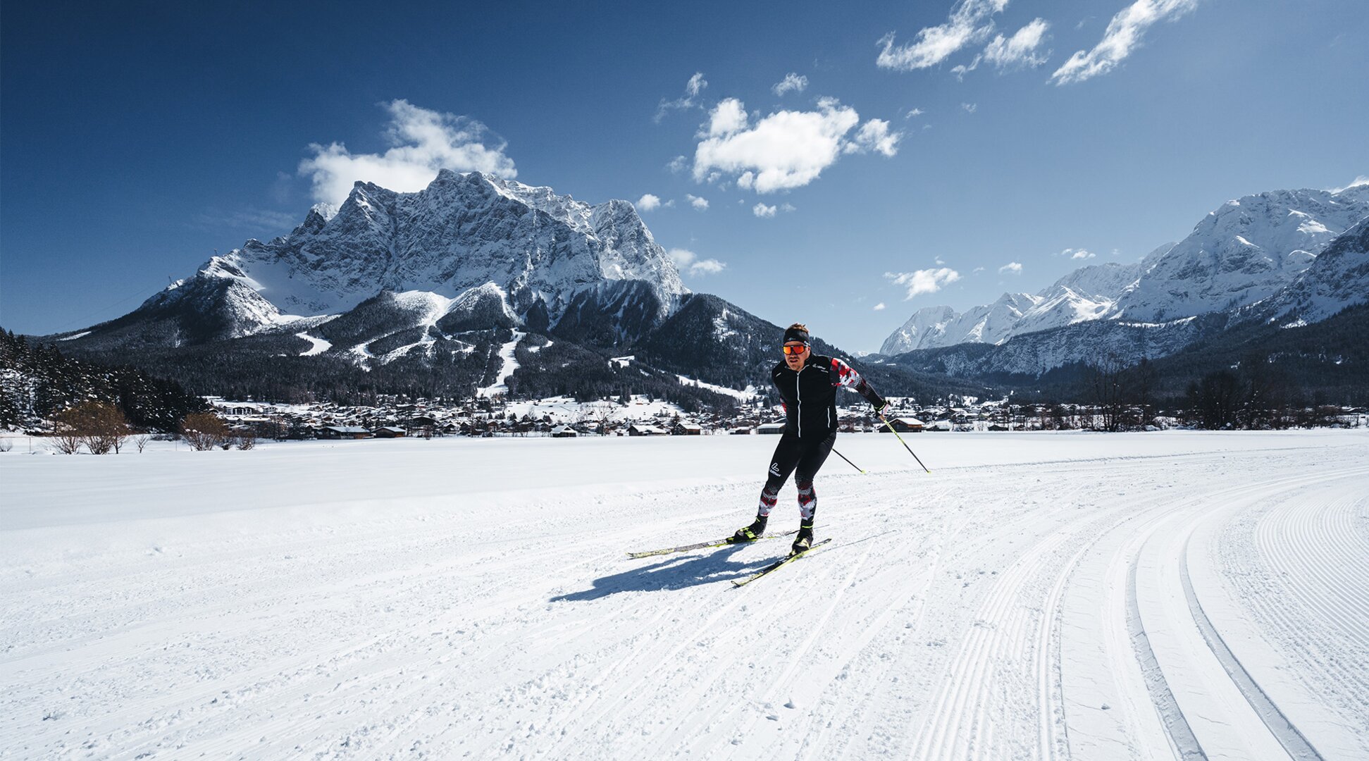 A cross-country skier on a trail, with the Zugspitze in the background | © Tiroler Zugspitz Arena/ Roast Media