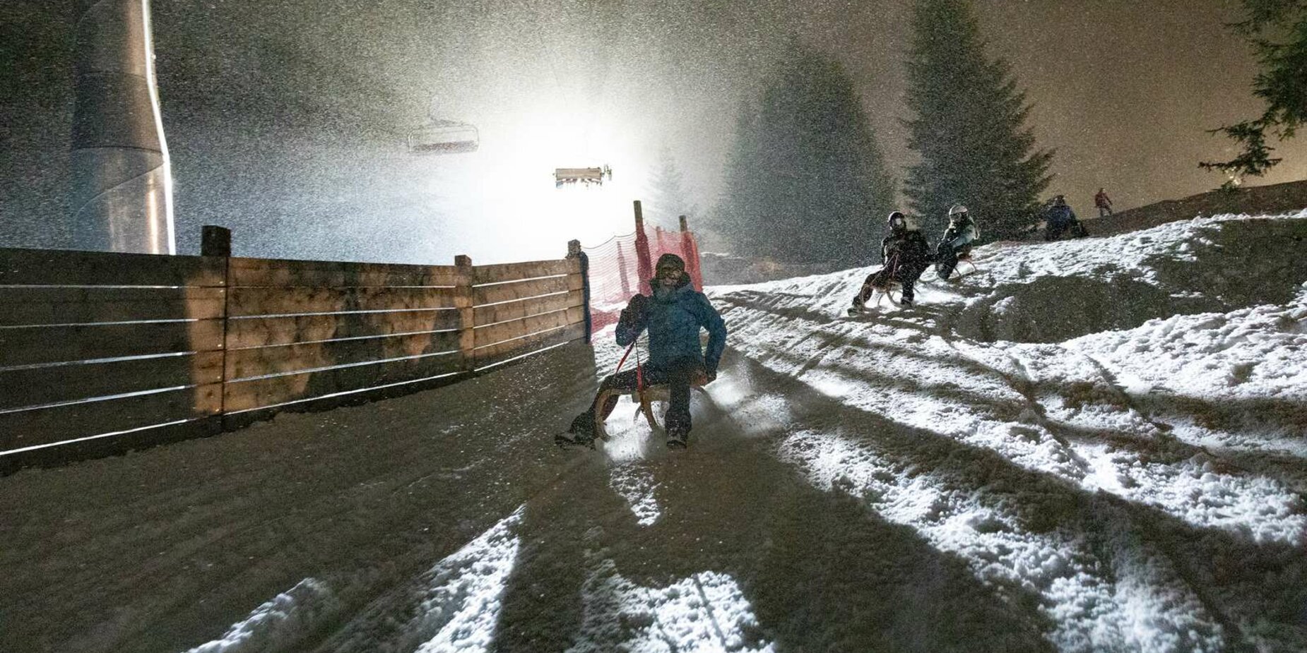 Eine Familie beim Nachtrodeln  | © Tiroler Zugspitz Arena/ Valentin Schennach